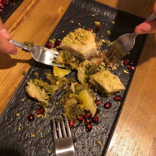 Снимок сделан в Leila&#39;s Authentic Lebanese Cuisine пользователем Bori S. 11/8/2019