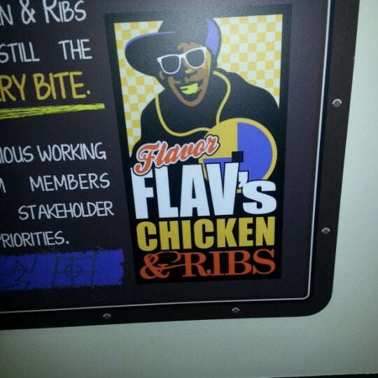 Das Foto wurde bei Flavor Flav&#39;s Chicken &amp; Ribs von Tadario J. am 1/7/2013 aufgenommen