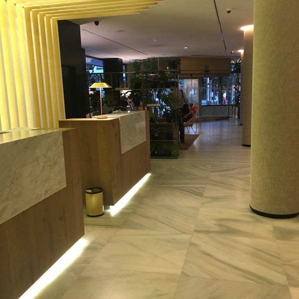 Foto diambil di Hotel Meliá Serrano oleh Andreea N. pada 9/19/2018