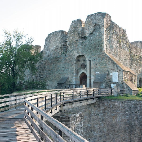 curve Made a contract Go hiking Photos at Cetatea Neamț - Historic Site in Târgu Neamț