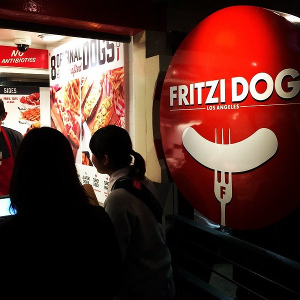 2/19/2015 tarihinde Kyle Y.ziyaretçi tarafından Fritzi Dog'de çekilen fotoğraf