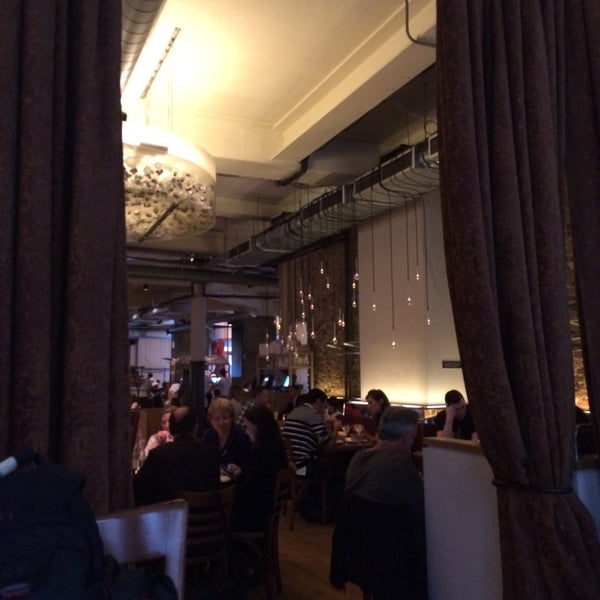 Photo prise au Sophie&#39;s Steakhouse &amp; Bar par Prangie le4/16/2015