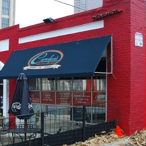รูปภาพถ่ายที่ Carolyn&#39;s Gourmet Cafe โดย Mike B. เมื่อ 9/26/2012