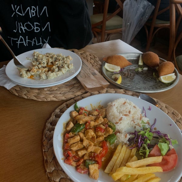 Foto diambil di Sabırtaşı Restaurant oleh Ksy B. pada 2/18/2021
