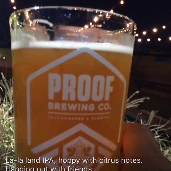 รูปภาพถ่ายที่ Proof Brewing Company โดย Mafe B. เมื่อ 12/11/2015
