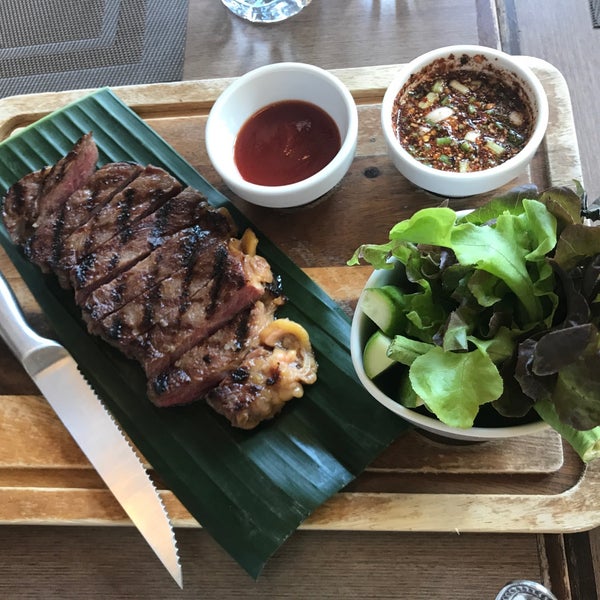 Das Foto wurde bei Aquatini Riverside Restaurant &amp; Bar von สันติธร ย. am 8/15/2019 aufgenommen