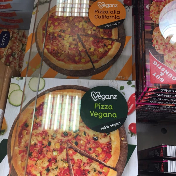Große vegane Auswahl, unter anderem auch Pizza und Eis.