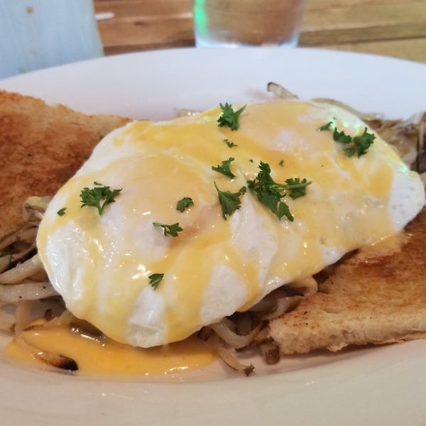 Daps Breakfast & Imbibe Café in Downtown Charleston