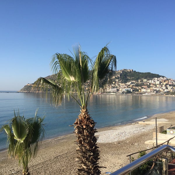 Снимок сделан в Güneş Beach Hotel пользователем Cihat 3/2/2016