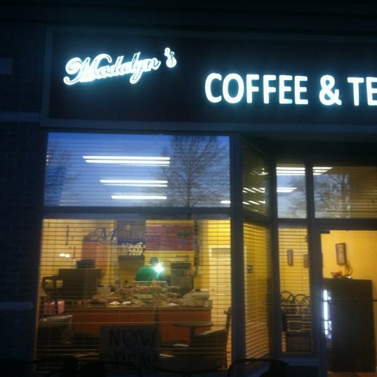 10/29/2012 tarihinde Madalyn&#39;s C.ziyaretçi tarafından Madalyn&#39;s Coffee and Tea'de çekilen fotoğraf