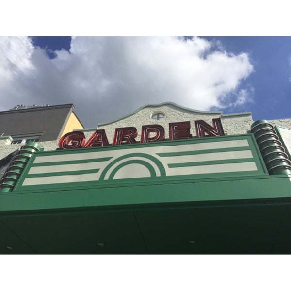 Foto tirada no(a) Garden Theatre por Michelle C. em 6/23/2016