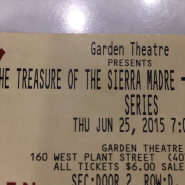 Foto tirada no(a) Garden Theatre por Michelle C. em 6/25/2015
