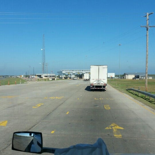 Photos at US Border Patrol Checkpoint Encinal, TX