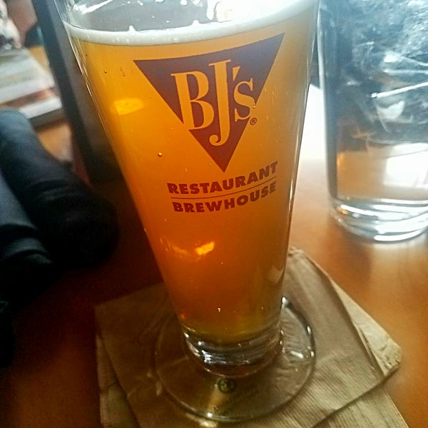 Photo taken at BJ&#39;s Restaurant &amp; Brewhouse by Edward N. on 6/5/2018