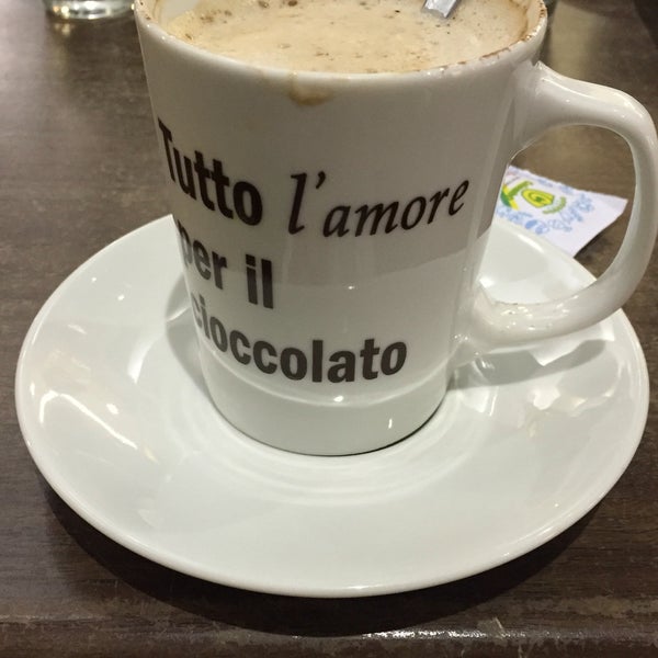 Снимок сделан в Bianco Nero Cioccolato Caffè &amp; Gelato пользователем Monique S. 4/7/2016