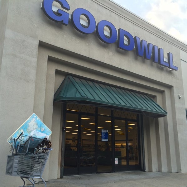 รูปภาพถ่ายที่ Goodwill โดย Tyler L. เมื่อ 8/6/2014