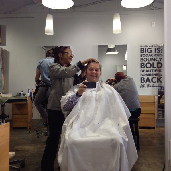 4/17/2014 tarihinde Tyler L.ziyaretçi tarafından Crimpers Hair Salon'de çekilen fotoğraf