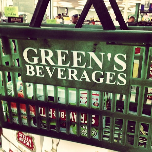Foto tomada en Green&#39;s Beverages  por Tyler L. el 6/16/2013