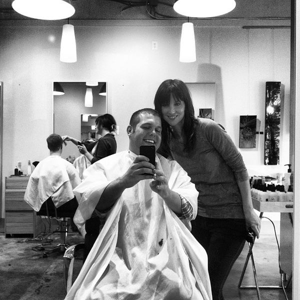 9/20/2012 tarihinde Tyler L.ziyaretçi tarafından Crimpers Hair Salon'de çekilen fotoğraf