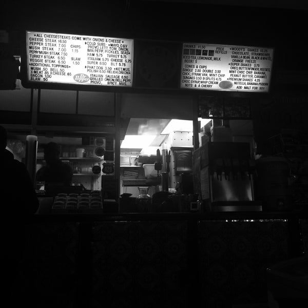 Photo prise au Woody&#39;s Famous CheeseSteaks par Tyler L. le1/24/2015