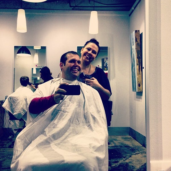 4/28/2013 tarihinde Tyler L.ziyaretçi tarafından Crimpers Hair Salon'de çekilen fotoğraf