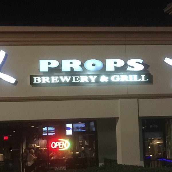 Foto tirada no(a) Props Brewery and Grill por Bill J. em 11/28/2015