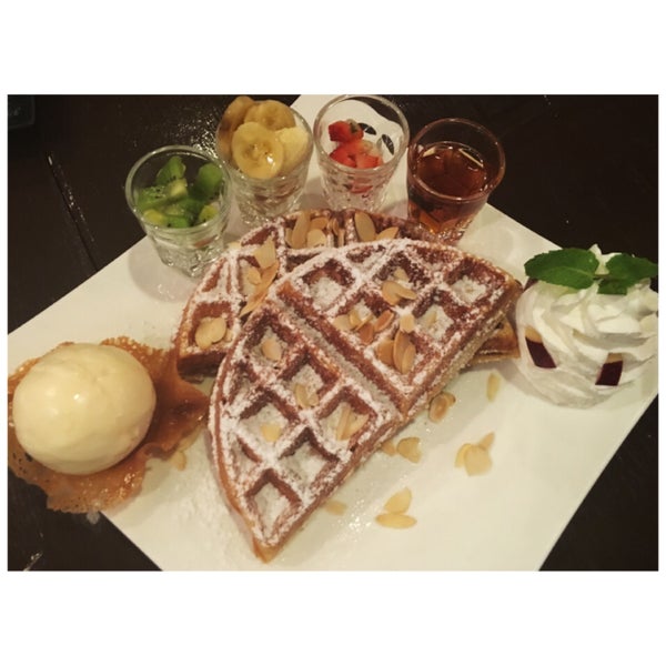 Снимок сделан в The Fabulous Dessert Cafe пользователем Nana 12/19/2015