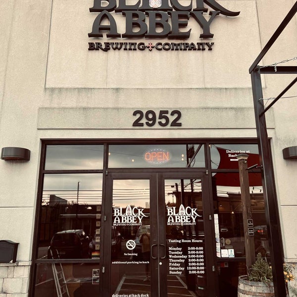 Foto tirada no(a) Black Abbey Brewing Company por Mark P. em 7/13/2022