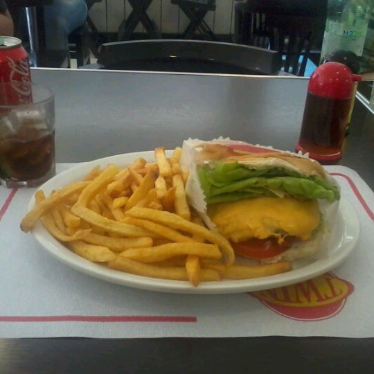 Photo taken at Twin Burger by Thiago A. on 11/22/2012