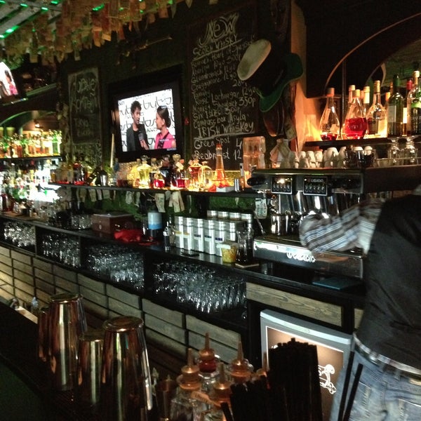 รูปภาพถ่ายที่ Lawson&#39;s Bar โดย Jolly R. เมื่อ 4/30/2013
