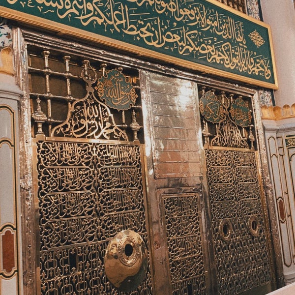 Photo taken at قبر الرسول صلى الله عليه وسلم Tomb of the Prophet (peace be upon him) by Alnokhethah ⚓. on 8/18/2021