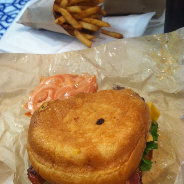 Foto diambil di Modern Burger oleh Ana V. pada 1/13/2014