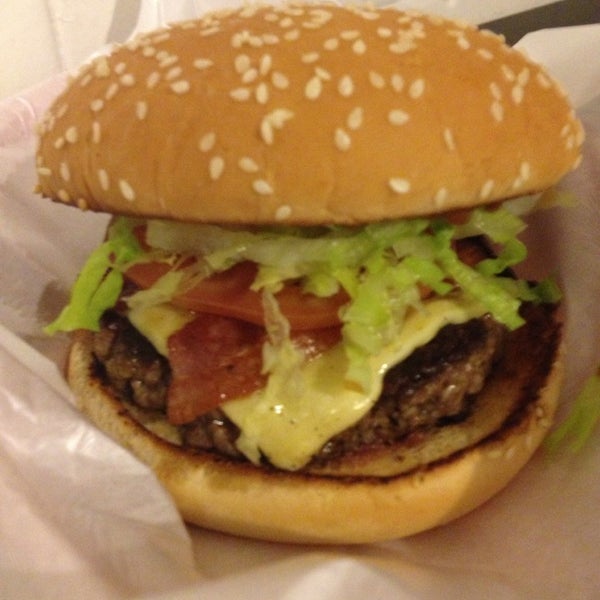 รูปภาพถ่ายที่ Pit&#39;s Burger โดย Patricia T. เมื่อ 8/23/2013