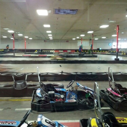 รูปภาพถ่ายที่ Track 21 Indoor Karting &amp; More โดย Corey S. เมื่อ 10/20/2012