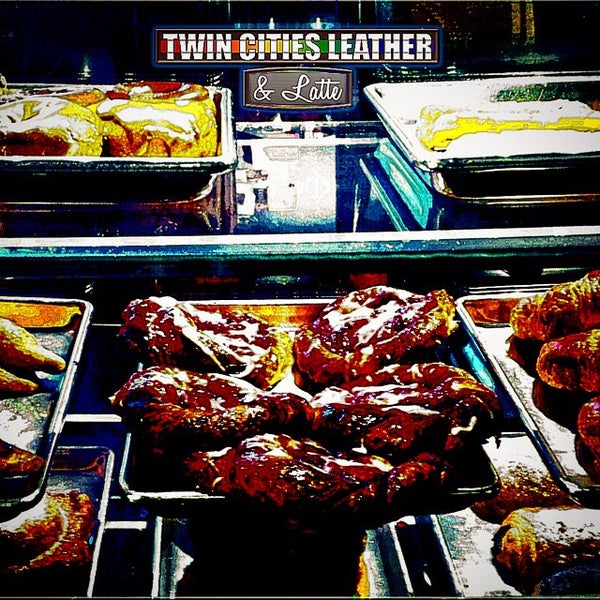 11/9/2014에 Luke W.님이 Twin Cities Leather &amp; Latte에서 찍은 사진