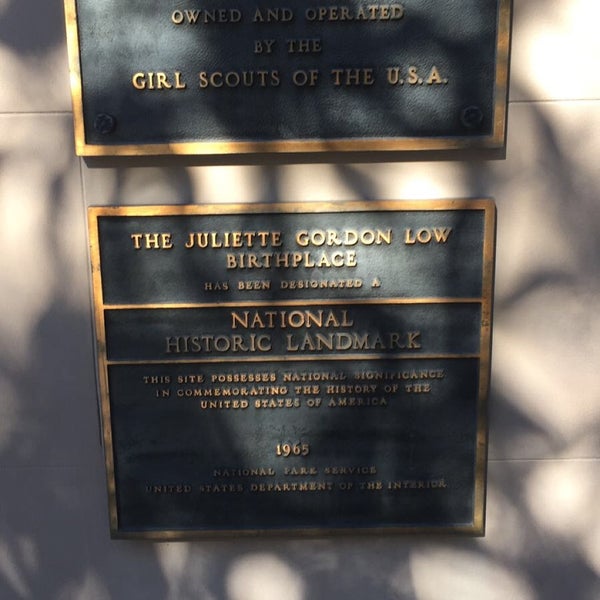 Foto tirada no(a) Juliette Gordon Low Birthplace, National Historic Landmark por Nomar M. em 10/23/2016