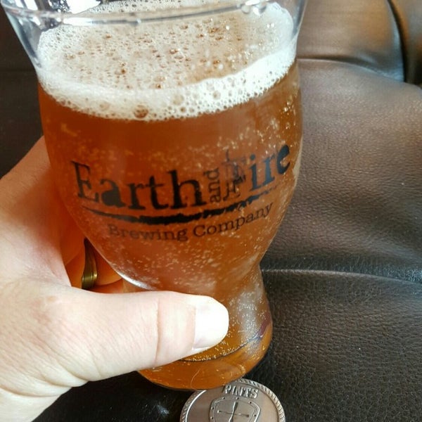 Photo prise au Earth and Fire Brewing Company par Foggy Memories B. le7/3/2016