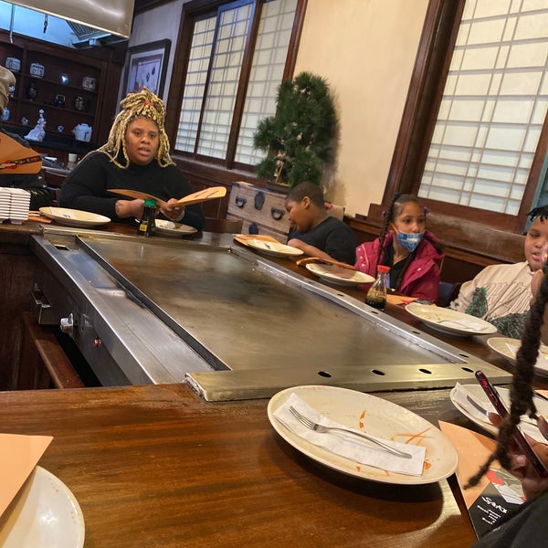 Das Foto wurde bei Sakura Japanese Steak, Seafood House &amp; Sushi Bar von Deonte B. am 3/13/2022 aufgenommen