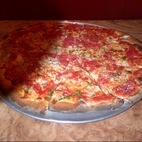 2/15/2013 tarihinde Frank C.ziyaretçi tarafından DeLorenzo&#39;s Pizza'de çekilen fotoğraf
