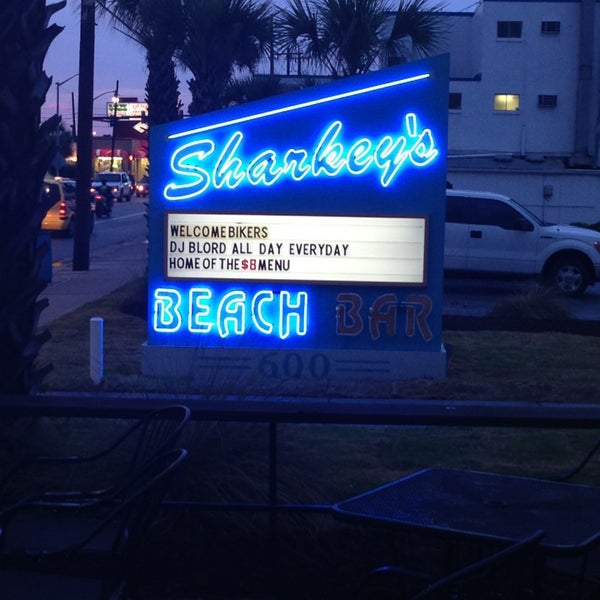 Foto tirada no(a) Sharkey&#39;s Oceanfront Restaurant por Devin E. em 5/24/2013