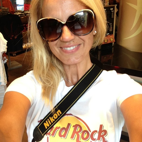 รูปภาพถ่ายที่ Hard Rock Cafe Ibiza โดย Nalan D. เมื่อ 7/23/2013