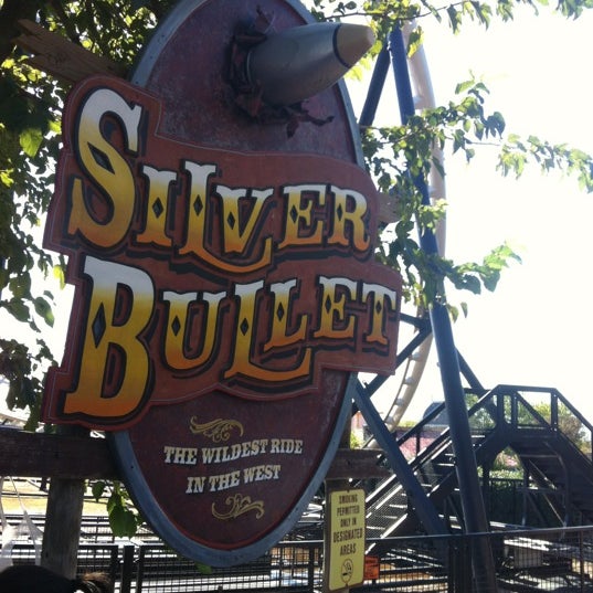 Foto diambil di Frontier City Theme Park oleh Suzanne E J. pada 10/14/2012