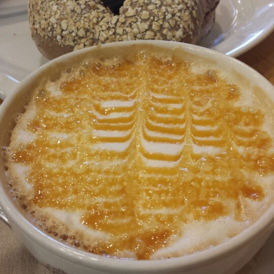 Снимок сделан в The Coffee Bean &amp; Tea Leaf пользователем Melody B. 6/10/2014