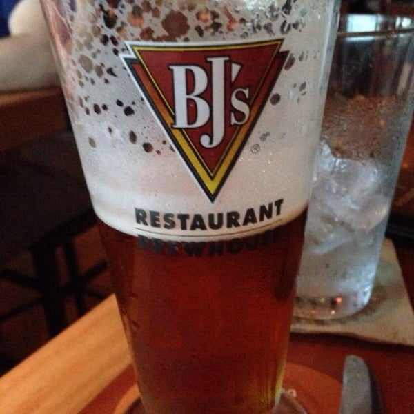 Photo taken at BJ&#39;s Restaurant &amp; Brewhouse by Adam S. on 8/14/2014