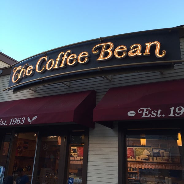Снимок сделан в The Coffee Bean &amp; Tea Leaf пользователем Adam S. 12/4/2014
