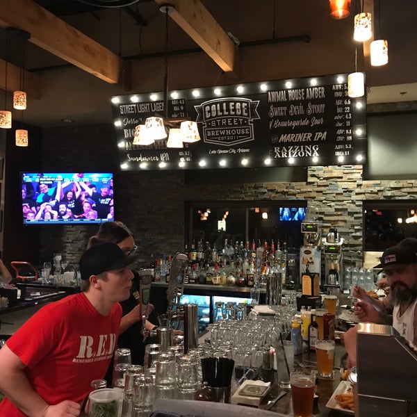 Foto scattata a College Street Brewhouse &amp; Pub da Adam S. il 7/14/2018