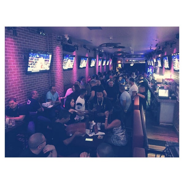 รูปภาพถ่ายที่ Brik Bar Lounge &amp; Kitchen โดย DjMLUV เมื่อ 9/13/2015