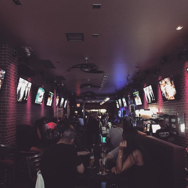 รูปภาพถ่ายที่ Brik Bar Lounge &amp; Kitchen โดย DjMLUV เมื่อ 8/9/2015