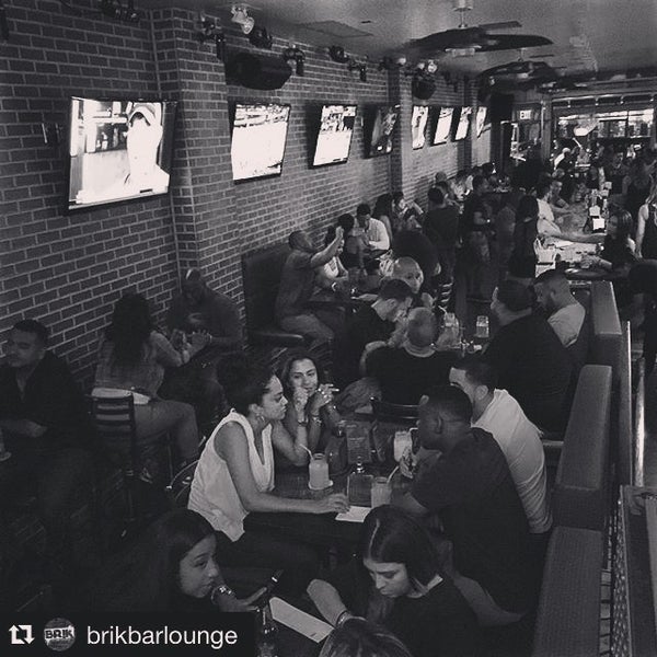 รูปภาพถ่ายที่ Brik Bar Lounge &amp; Kitchen โดย DjMLUV เมื่อ 7/19/2015