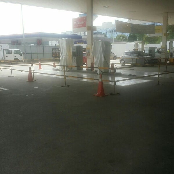 Photo taken at Shell by Abdul H. on 6/24/2016